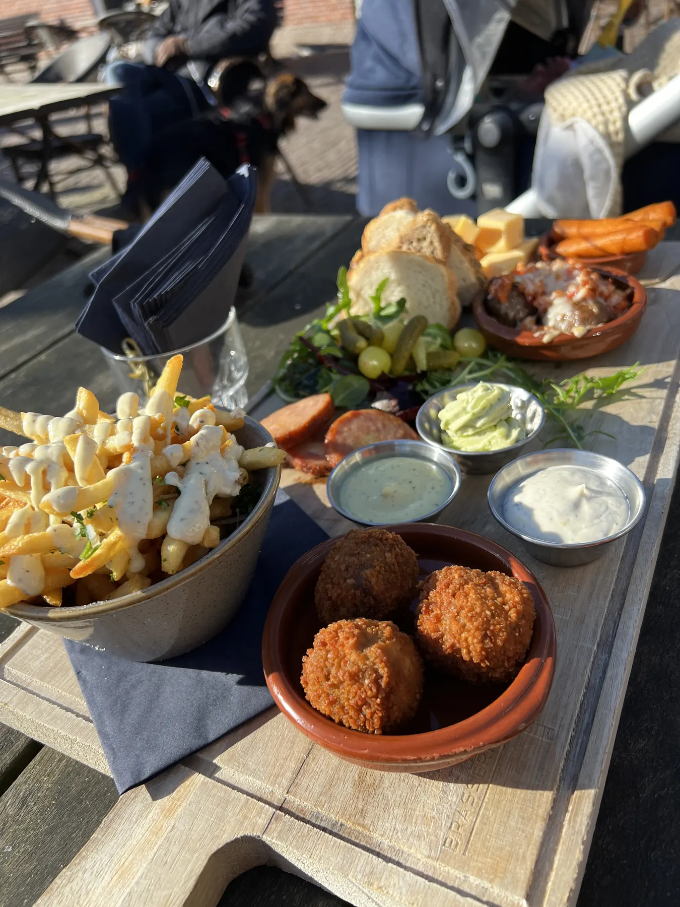 Snackplatte mit Getränken auf einer Terrasse in Leiden