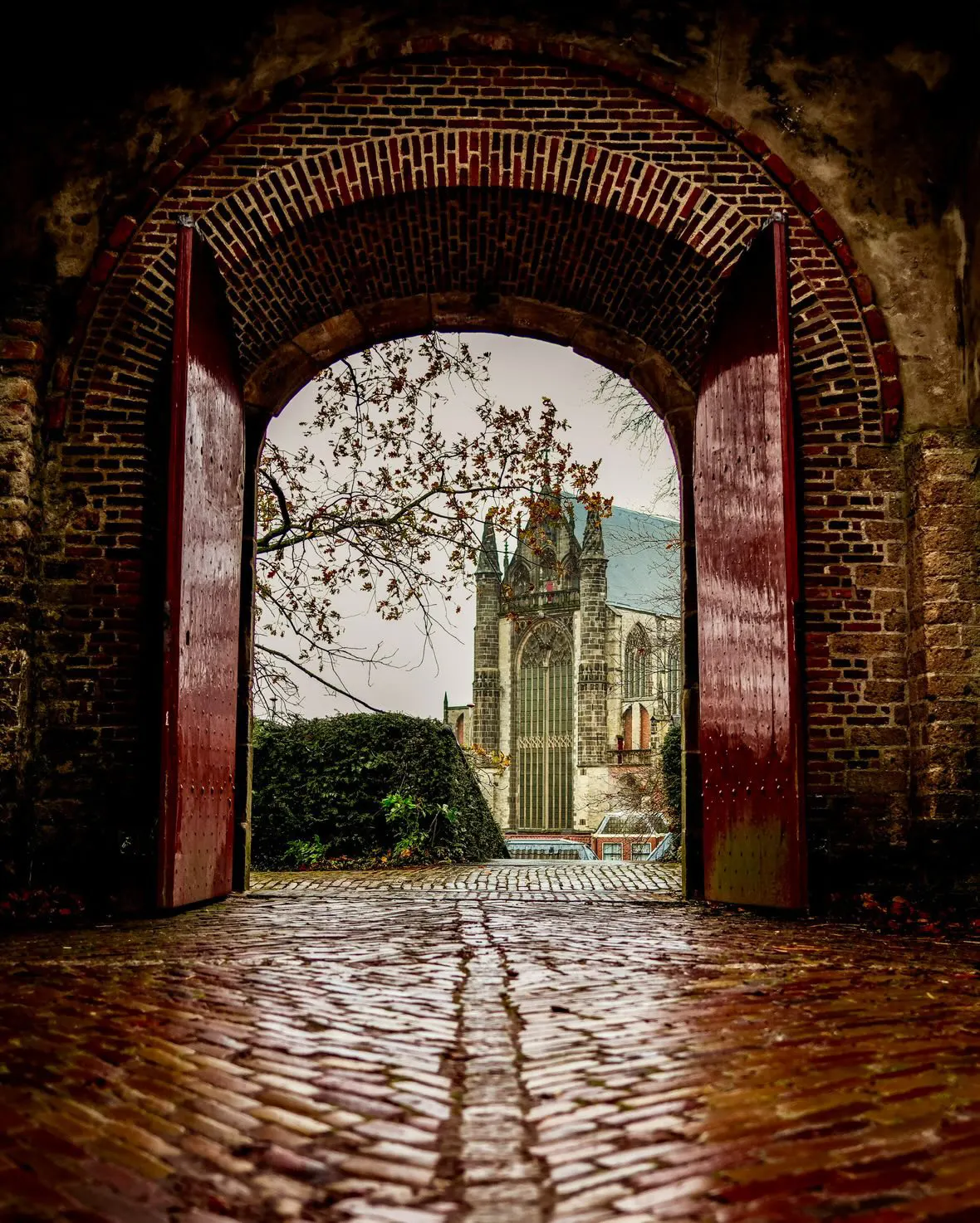 Doorkijk vanuit de poort van De Burcht naar de Hooglandse Kerk in Leiden Doorkijk vanuit de poort van De Burcht naar de Hooglandse Kerk in Leiden