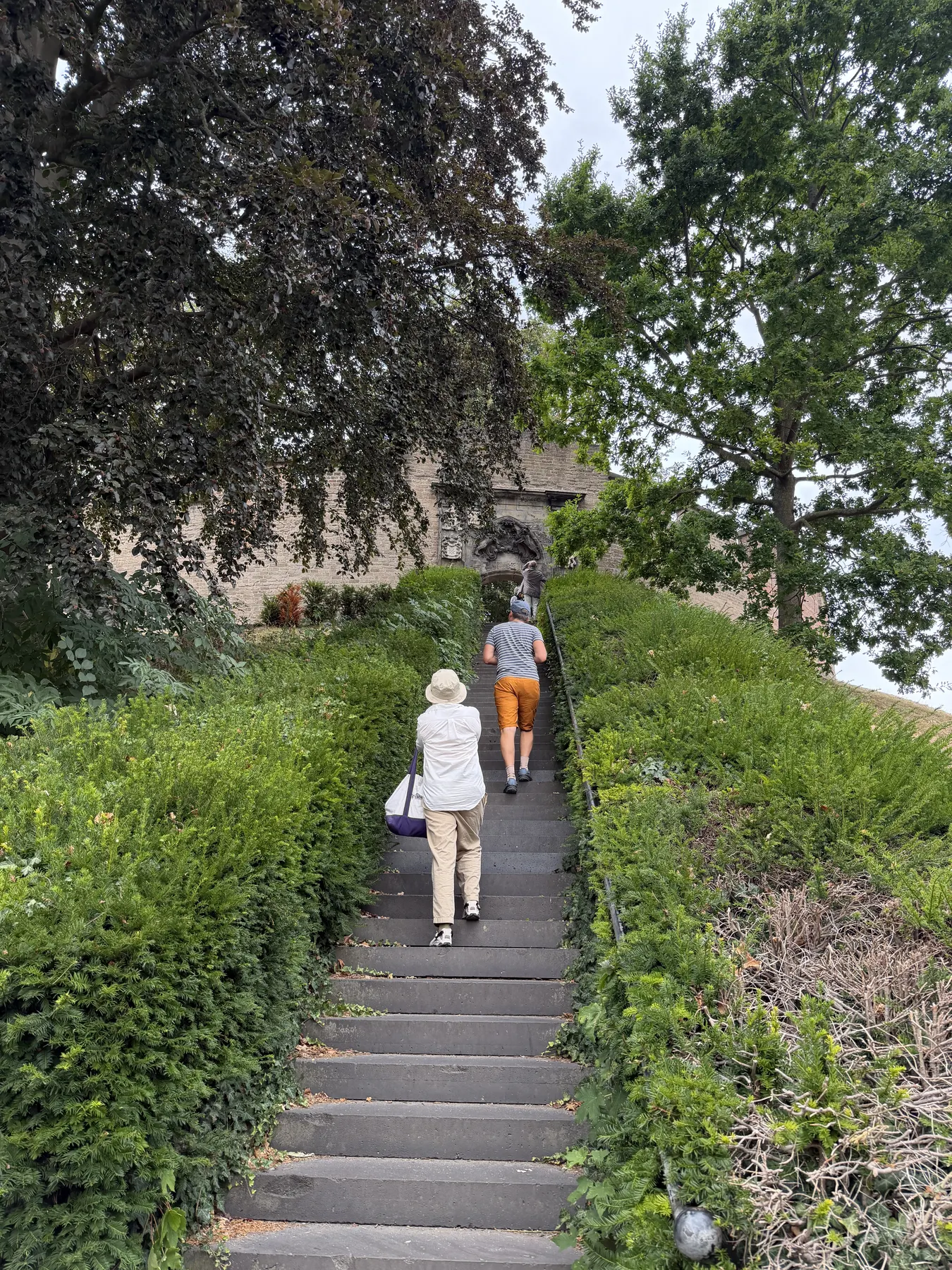 Bezoekers lopen de trap op naar de poort van De Burcht in Leiden Bezoekers lopen de trap op naar de poort van De Burcht in Leiden