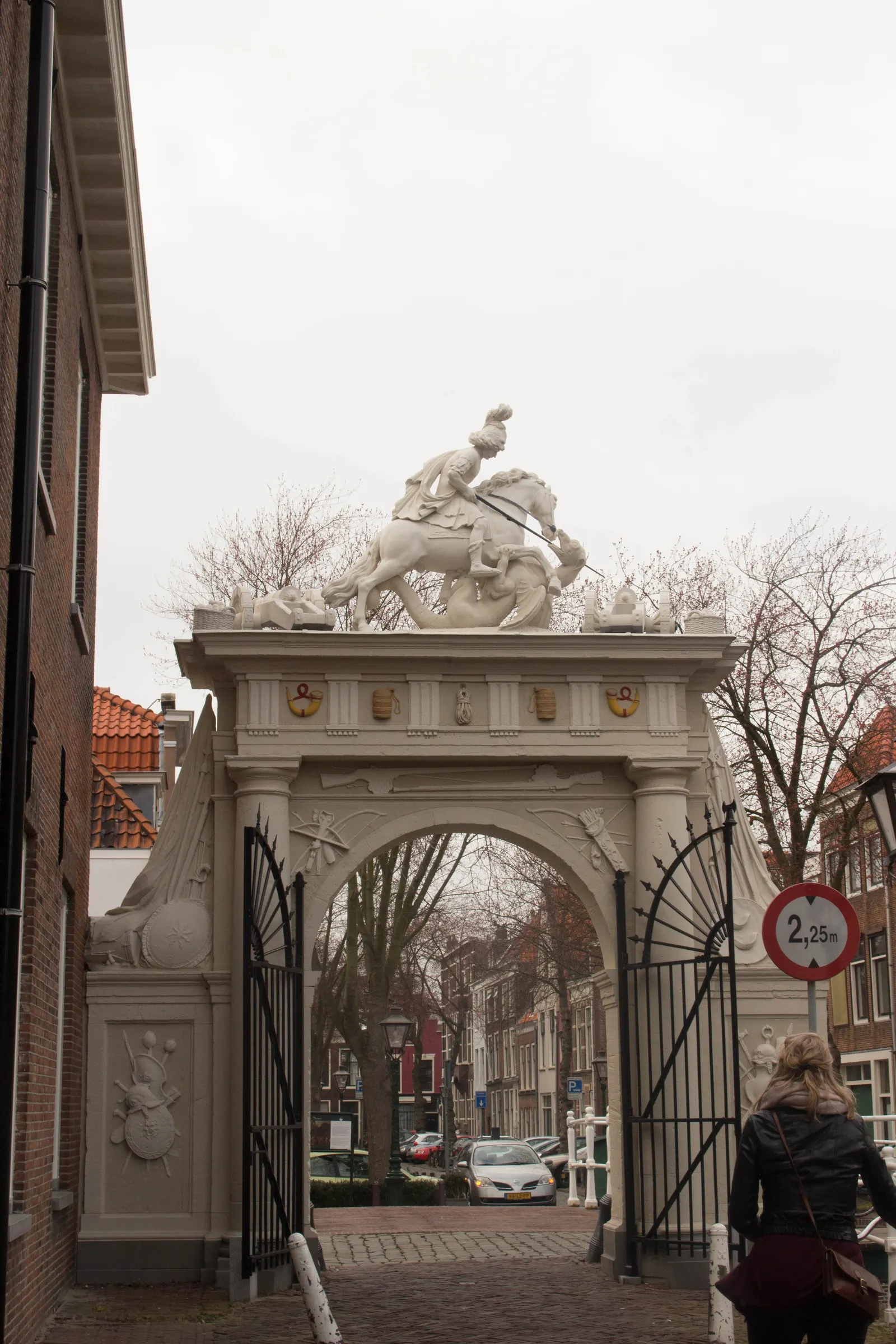 Historische Doelenpoort in Leiden, een voorbeeld van het monumentale erfgoed van de stad