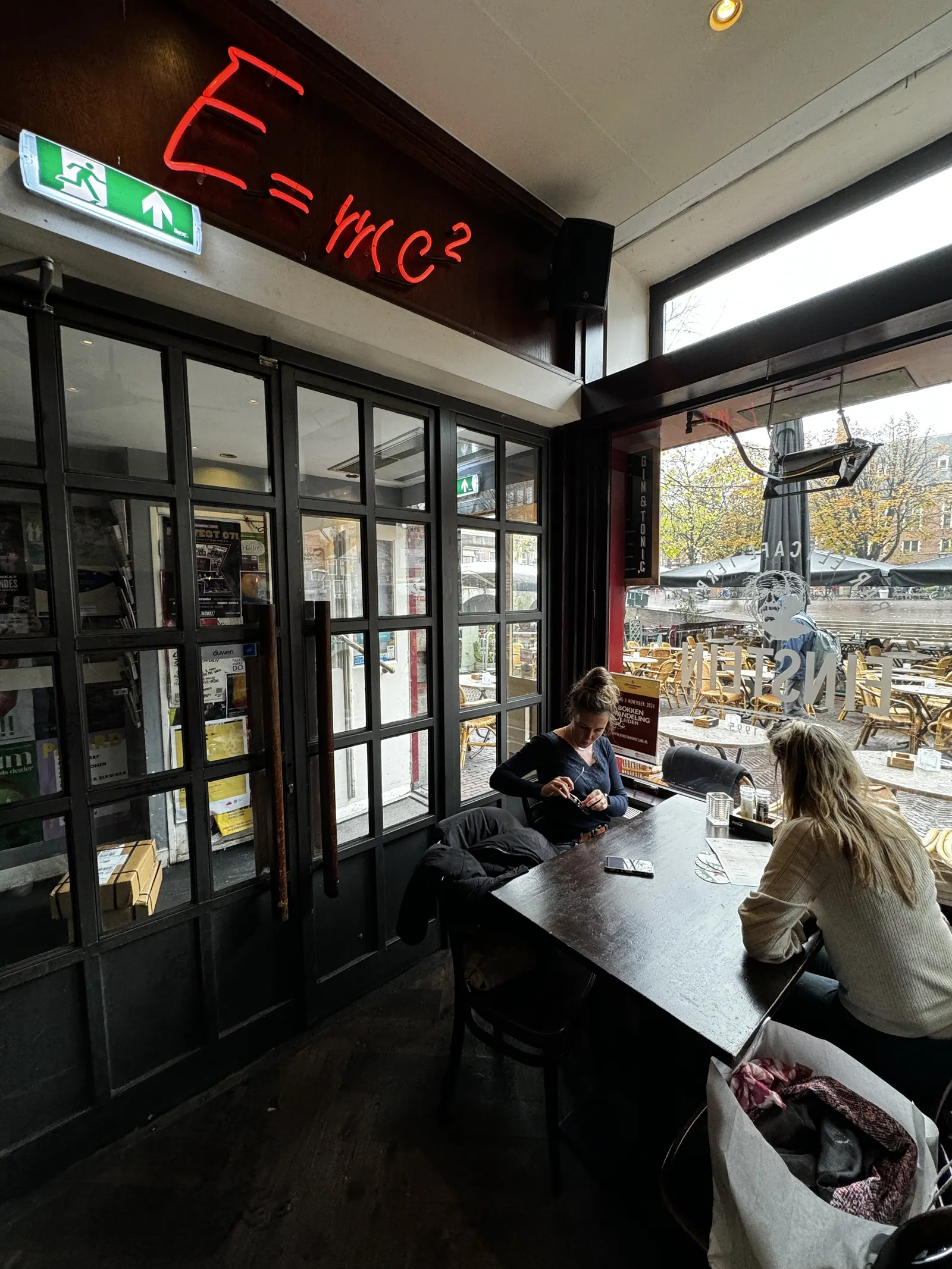 Binnen op een regenachtige dag in een Leids café bij het raam