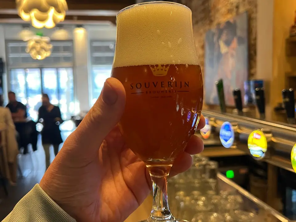 Ein Glas Bier in einem Café als Symbolbild