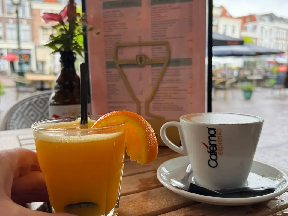 Café et jus de fruits, photo d’illustration