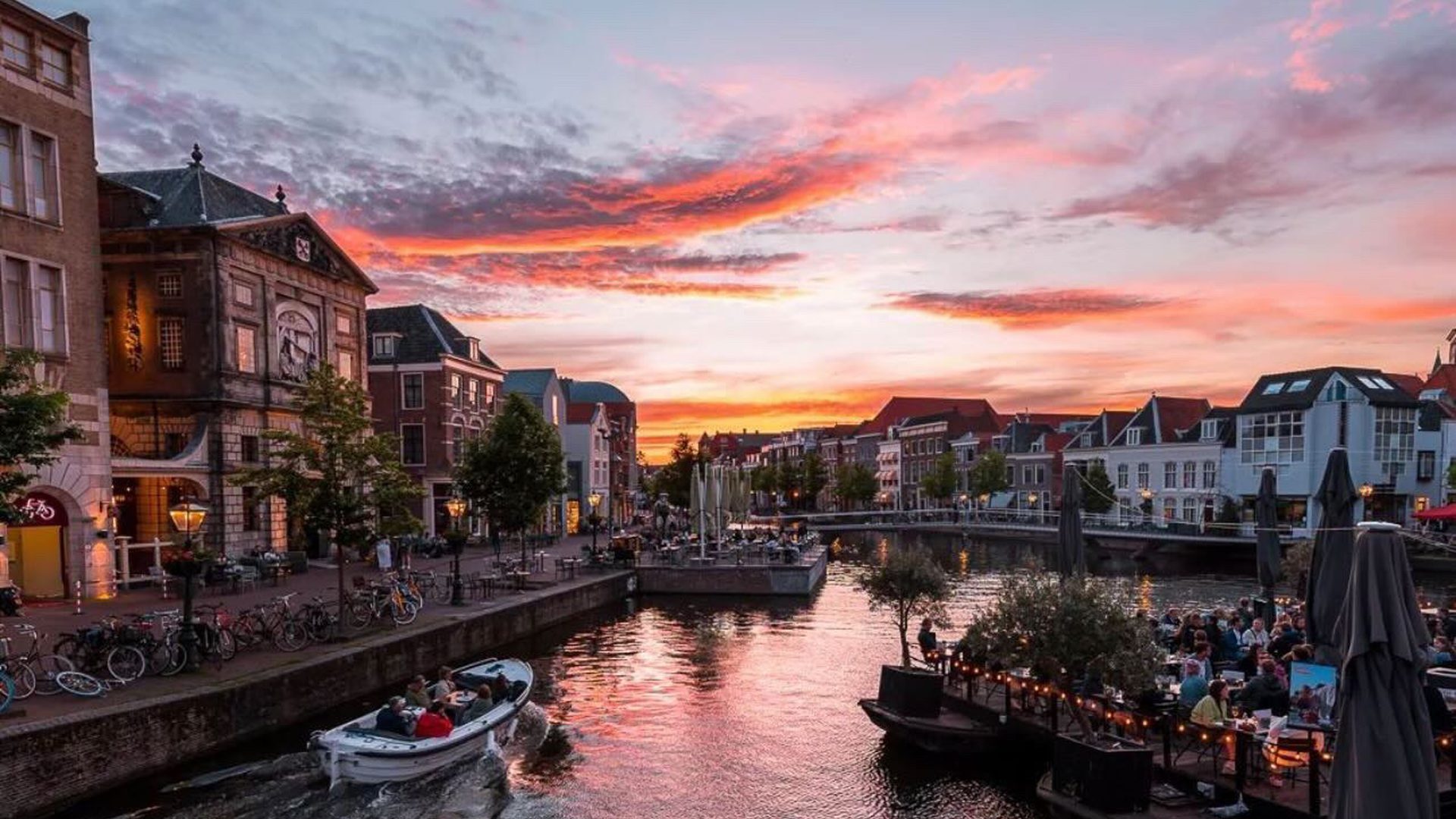 Blick auf eine Gracht in Leiden