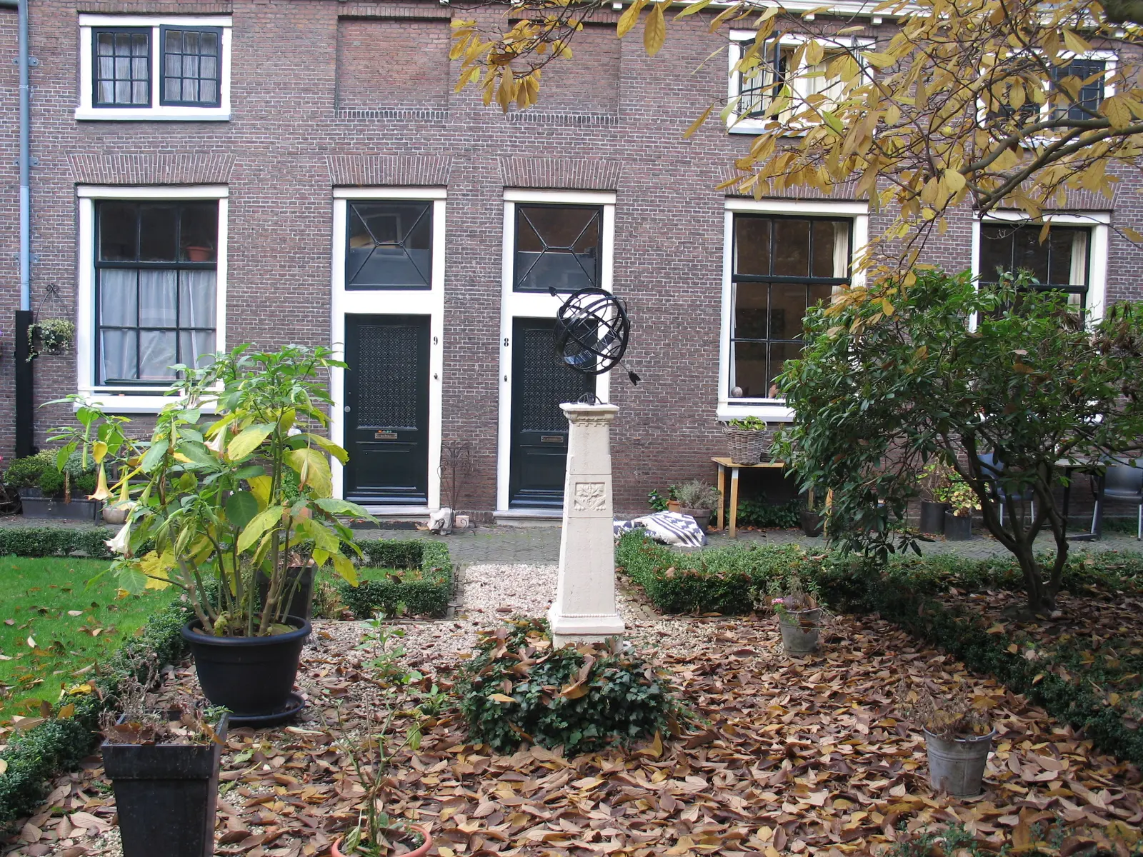 Jean Pesijnhof in Leiden — listed monument: Jean Pesijnhof is a lived-in almshouse courtyard founded in 1683 beside Pieterskerk