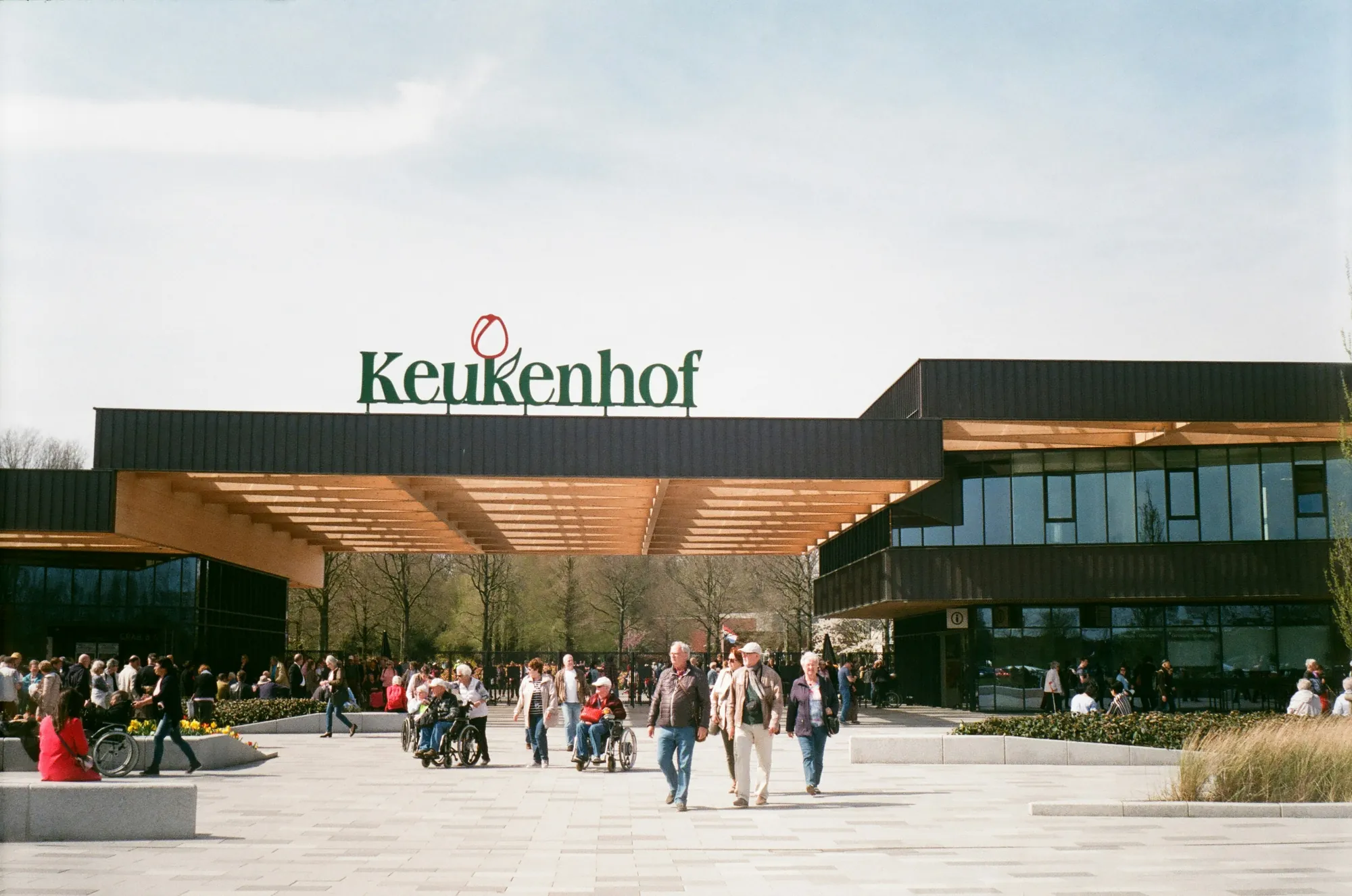 Entrée principale du Keukenhof à Lisse avec des visiteurs