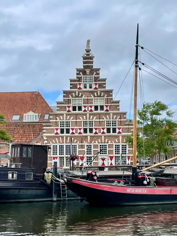 Leiden am Abend: beleuchtete Grachtenhäuser und Brücken im Zentrum