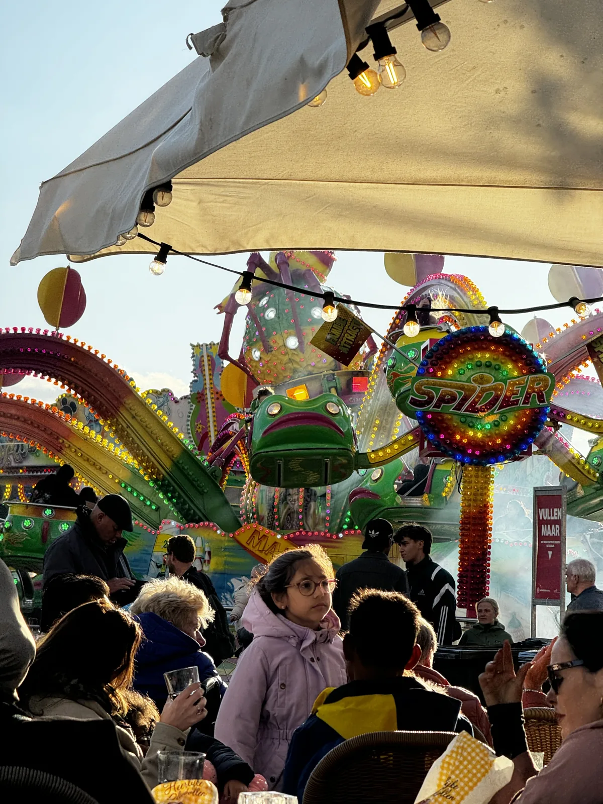 Bezoekers bij een kleurrijke zweefmolen op de kermis van Leidens Ontzet Bezoekers bij een kleurrijke zweefmolen op de kermis van Leidens Ontzet