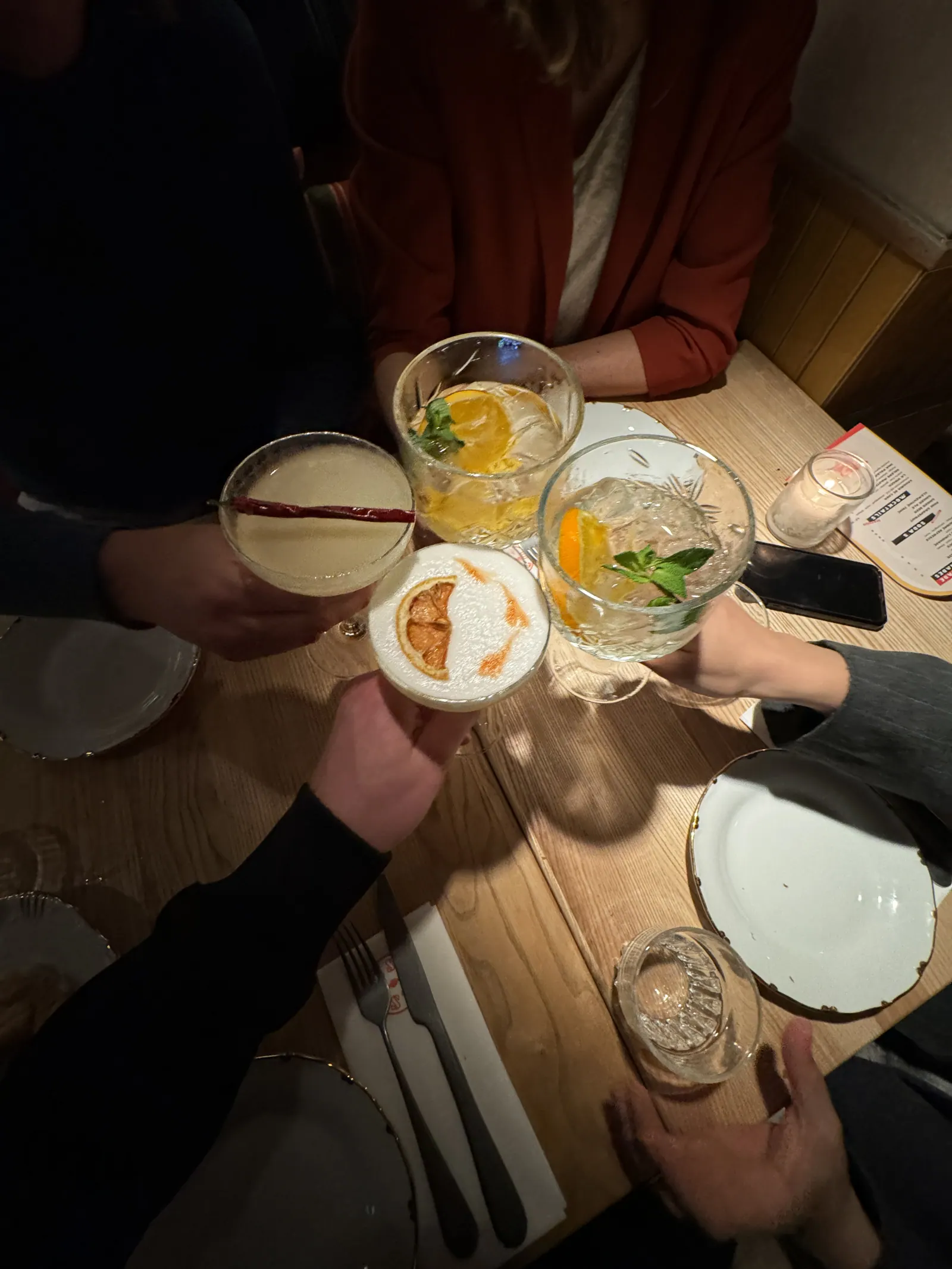 Trinquer avec des cocktails à table dans un restaurant de Leyde