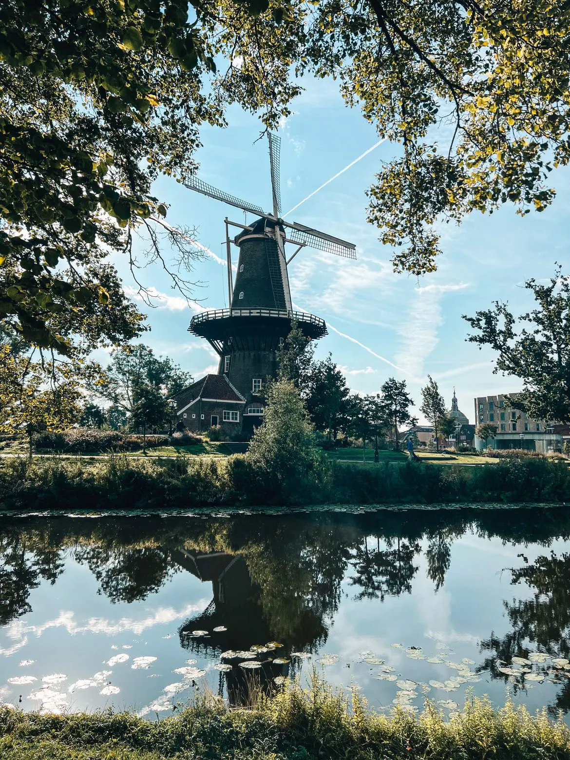 Molen De Valk windmill in Leiden Molen De Valk windmill in Leiden