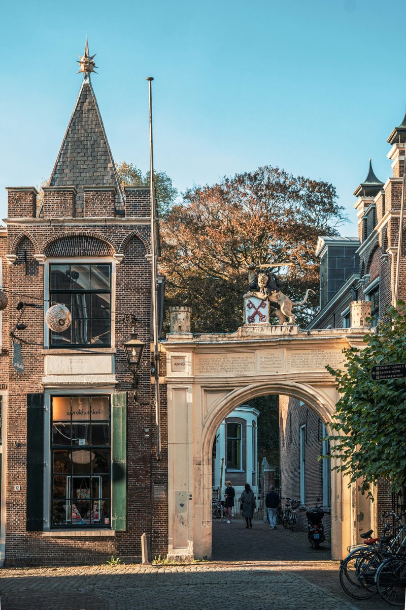 Tijdelijk sfeerbeeld van een historische stadspoort in Leiden Tijdelijk sfeerbeeld van een historische stadspoort in Leiden