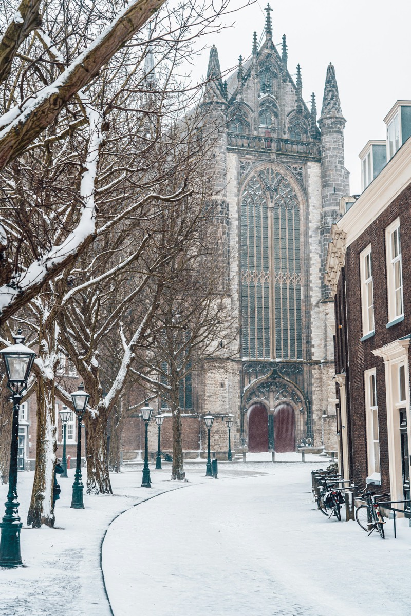 Tijdelijk winterbeeld van de Hooglandse Kerk en een straat in Leiden Tijdelijk winterbeeld van de Hooglandse Kerk en een straat in Leiden