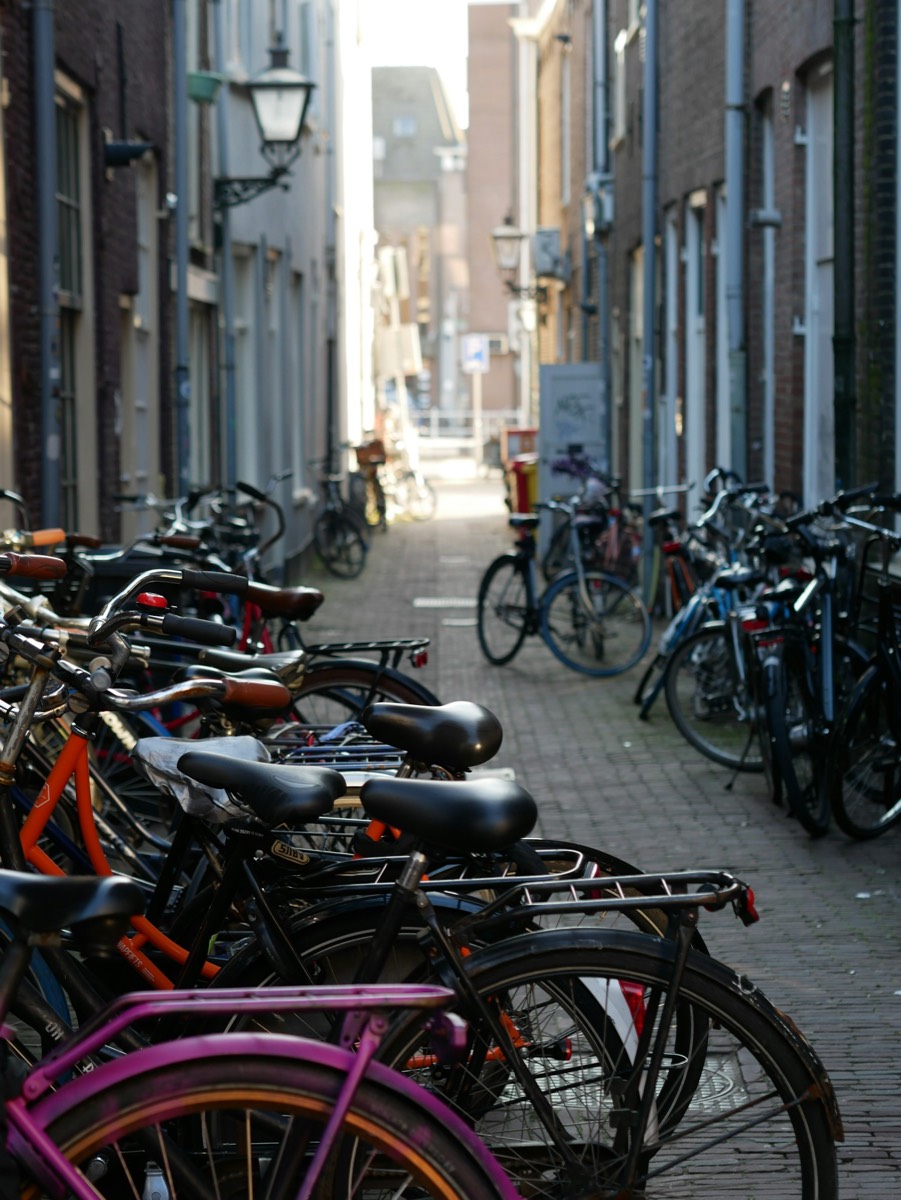 Tijdelijk sfeerbeeld van een smalle straat met fietsen in Leiden Tijdelijk sfeerbeeld van een smalle straat met fietsen in Leiden