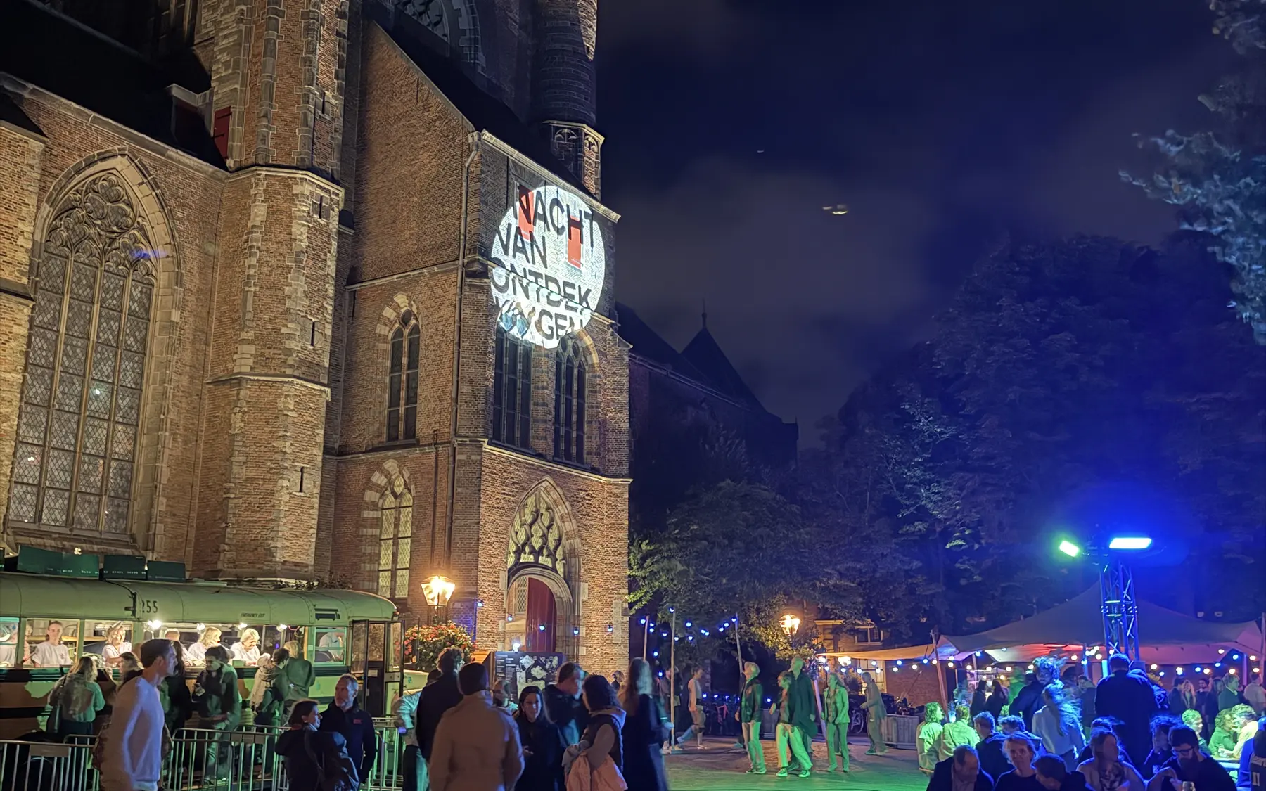 Festival Nacht van Ontdekkingen près de la Pieterskerk illuminée à Leyde
