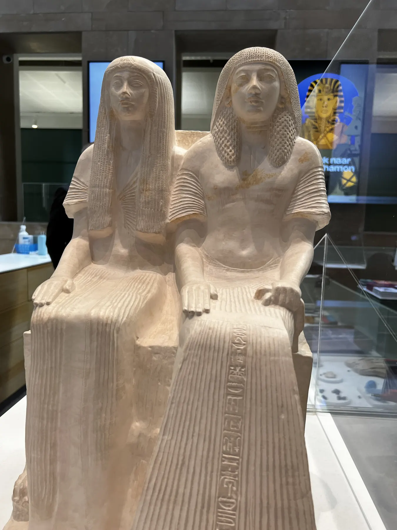 Statue double égyptienne en calcaire représentant un couple au Rijksmuseum van Oudheden à Leyde Statue double égyptienne en calcaire représentant un couple au Rijksmuseum van Oudheden à Leyde