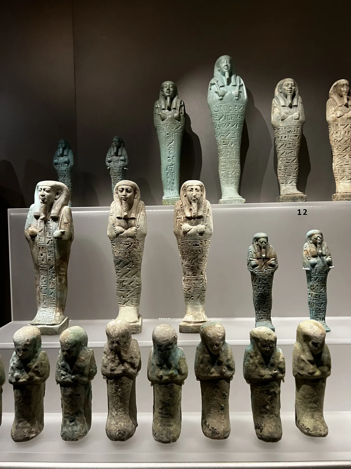 Vitrine de figurines ouchebti turquoise de l’Égypte ancienne au Rijksmuseum van Oudheden Vitrine de figurines ouchebti turquoise de l’Égypte ancienne au Rijksmuseum van Oudheden