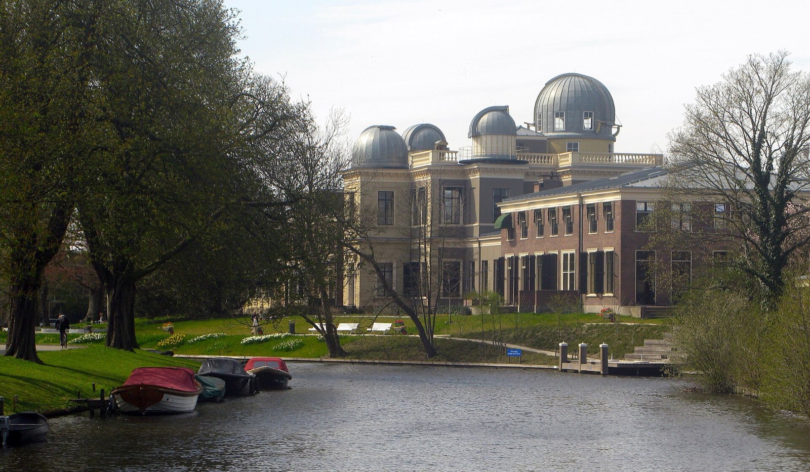 Die Alte Sternwarte von Leiden am Wasser in der Wintersonne