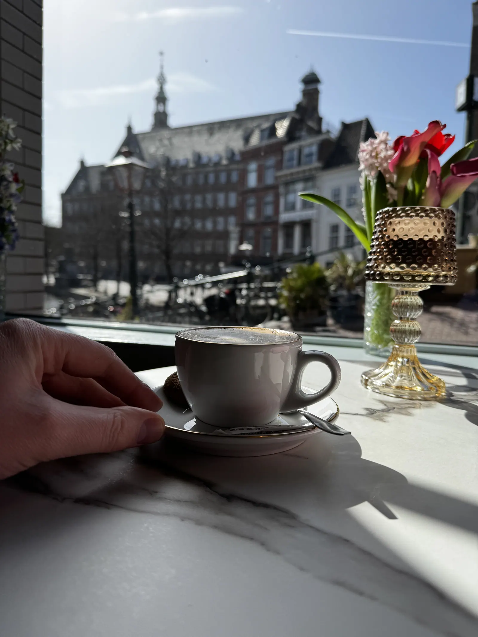 Tasse de café avec vue sur un canal de Leyde